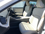 ドライバーズシートは、細部にまでこだわった設計。快適性と操作性を両立し、運転をより楽しめます。