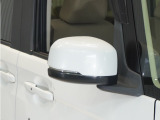 ◆ドアミラーウインカー◆ドアミラーにウインカーを装備しています。対向車に自身の進行方向を合図し安全に運転できます。