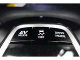 【ecoモード・EVモード切替スイッチ】燃費を重視した【ecoモード】や夜間や早朝・住宅街などでご使用いただくことが多い【EVモード】に切り替えるときには運転席横のスイッチを使用します。