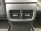 後部座席にもエアコン吹き出し口がしっかり装備されています。