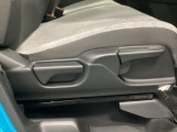 手動のレバーを使って、シートの高さや背もたれの角度を変えることができます。