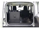 後部座席は片方だけ畳めるので、荷物や乗車人数にあわせてアレンジできます。