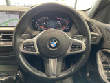 BMWのステアリングのリムは、一般的なものより少し太めにデザインされています。 これはタイヤやステアリングシャフトなどを介して伝わる路面からの入力を、しっかりと把握するためです。