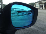 【ウインカードアミラー】右左折や車線変更時に周囲へ進行方向を知らせ、安全運転をサポート。ボディ同色のデザインが車体と調和し、上質な外観を演出しています。