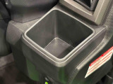 運転席埋め込み式カップホルダー(太ボトル600mm収納可能)