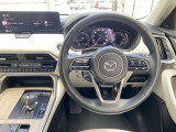 【運転席インテリアデザイン】左右対称のインテリアデザインでドライバーを包み込み運転に集中できるように設計されています。