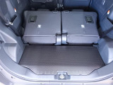 後部座席を倒せば広々とした荷室に。用途に合わせて使える便利なシートアレンジです。