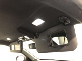 バイザーにはバニティミラー付き。車を降りる際には身だしなみをチェックを忘れずに♪