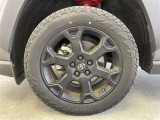 純正アルミ。タイヤサイズは225/60R18、現在は夏タイヤ装着で残り溝は約3ミリです