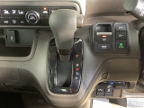 シフトはインパネシフト、パーキングブレーキは電子制御なので運転席と助手席の間はすっきりしています。
