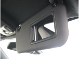 対向車のライトや日差しが眩しいときに役立つサンバイザーです。照明付きのバニティミラーも付いています。