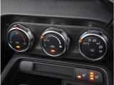 【オートエアコン】一度お好みの温度に設定すれば、車内の温度を検知し風量や温度を自動で調整。暑い&hellip;寒い&hellip;と何度もスイッチ操作をする必要はありません。快適な車内空間には必須の機能ですね。