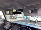 運転席と助手席のサンバイザーにはバニティーミラーが付いています。身だしなみのチェックにどうぞ。