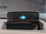 【ヘッドアップディスプレイ】現在の車速表示や目的地へのルート案内やメディア関連のリストを表示する事が可能です。視線移動を減らす事によりドライブに集中して頂けます。