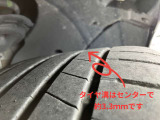 タイヤ溝はセンターで3.3mmです(新品約8mm)