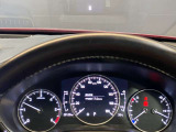 必要な情報を投影するヘッドアップディスプレイ(運転席前のガラス等に車速やナビ情報を投影する機能)。視線移動を抑え、速度やナビのルート案内、安全警告を直感的に確認。長距離運転でも疲れません。