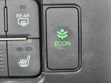ワンタッチで省燃費走行をサポートするECONスイッチを装備。