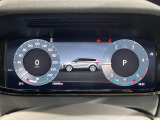 未来のコックピットのような運転席!ハンドルの奥の高画質画面は、スマホのように着せ替えできます。スピードメーターだけではなくナビの地図を画面いっぱいに映せるため、目線を外さず安全に運転できます。