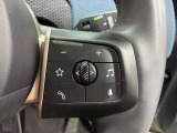 MINIの運転席操作部は、中央に構えるディスプレイが最大の特徴です。航空機を思わせるトグルスイッチなど、直感的で遊び心のあるメカニカルな操作感が、ゴーカートのような走りの高揚感を高めます。