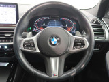 BMWのステアリングのリムは、一般的なものより少し太めにデザインされています。 これはタイヤやステアリングシャフトなどを介して伝わる路面からの入力を、しっかりと把握するためです。