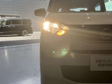 純正ハロゲンライトです☆先行車または対向車や周囲の明るさに応じ、ハイビーム(上向き)とロービーム(下向き)が切り替わるハイビームアシスト付きです♪