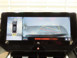 パノラミックビューモニター付きです。車両を上から見たような映像をディスプレイオーディオ画面に表示。運転席からの目視だけでは見にくい、車両周辺の状況をリアルタイムでしっかり確認できます。
