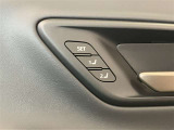 運転席のパワーシートのポジション設定しメモリーできるスイッチで家族など運転する人にあったシートポジションをメモリー登録しておくことで運転を交代した時に直ぐに自分が設定した位置にシートが動くので便利です