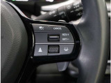 ホンダセンシング機能のクルーズコントロールはアクセル操作せず一定のスピードで走行するのはもちろん、前車との適切な車間距離も保ちます!車線内を走行できるようハンドル操作を支援する機能も付いています!