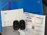 オーナーズマニュアルもしっかり揃ってます。スマートキー2つ付き