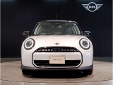 【BMWの伝統】BMWの特徴的な&ldquo;キドニーグリル&rdquo;は、80年以上続く伝統の形でございます。変わらないこだわりのデザインが、プレミアムブランド&ldquo;BMW&rdquo;を創り出します。