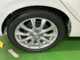 純正アルミホイールです。足元が引き立つので、車全体のイメージがアップしますよ!
