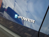 e-POWERは、≪自ら発電する電気自動車≫。モータードライブの楽しさと燃費性能の両立を実現。