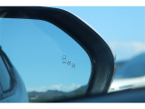 隣車線を走る車両をレーダーで検知し、ドアミラーでは確認しにくい後側方エリアに存在する車両に加え、急接近してくる車両も検知します。車両を検知するとドアミラーに搭載されたLEDインジケーターが点灯します。