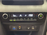 お好みの温度に設定すれば、車内の温度を検知し自動で調整してくれるオートエアコン!暑い、寒いと何度もスイッチを操作しなくても済みます☆☆
