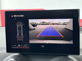 ●リアビューカメラ『入車経路を算出し、ガイドラインと補助線をディスプレイに表示します。同時にバンパーに内蔵のセンサーが障害物を感知し音で注意を促します。後方の死角も安心していただけます。』