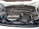 軽快なレスポンスと滑らかな加速性能を兼ね備えたパワーユニット。街乗りから高速道路までBMWらしい走る歓びをお楽しみいただけます。