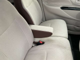 フロントシートにはセンターアームレスト付き、長時間の運転で疲れた腕を乗せてください。