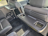 運転席と助手席の後ろにはドリンクが2つ置けるシートバックテーブルがあります!