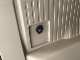ラゲッジスペースにも【アクセサリーソケット(電源ソケット)】電源からケーブルをつなげば、スマートフォンなどの電子機器の充電などを行うことができます!ゲーム機器や、カメラの充電にも便利ですね。