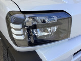 明るく白い光のLEDヘッドライトにより、夜間でも遠くまで見通しやすく、安全性が高まります。