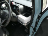 運転席にもドリンクホルダー完備!スマホや小物などもサッと置いておけます♪