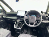 運転席まわりです。 各操作スイッチは使いやすい位置に配置されてます。