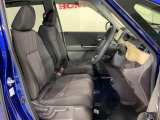 乗降がしやすい運転席。高さが調節できて小柄な方でも運転しやすいポジションをとることができます。