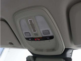 ルーフにあるボタンは、車両が始動しない場合、パンクした場合、または事故に遭った場合などの緊急時に支援の要請に使用できるため、安心感を高めることができます。