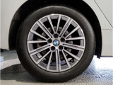 【BMWアロイホイル】軽量かつ強度に拘ったアロイホイル。走行性能ポテンシャルを引き出す設計。車の足元を引き締めてくれる大きなポイントはアロイホイルです。