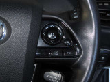ステアリングスイッチ付きで、運転中に視線を前に向けたまま操作できます。