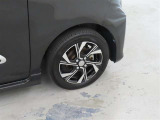 装着タイヤサイズは、155/65R14です。純正アルミホイールを装着しております。