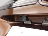 後退時に車両の後ろ側をモニター画面に表示します。車庫入れなどでバックする際に後方確認ができて便利です。車庫入れが苦手な人もこれで安心。