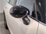 ドアミラーにはLEDウインカーが埋め込まれており、対向車からの視認性を高めております。