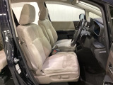 運転席は8WAYの電動パワーシートになっています。電動で前後のスライドやシートハイト、背もたれのリクライニングの調節ができ、微調整もききますのでお好みのシート位置に合わせることができます。